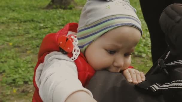 Mamá camina con el niño en un hermoso día soleado — Vídeos de Stock