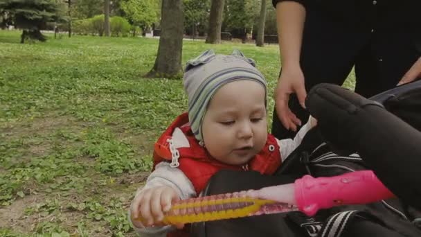 Mamá camina con el niño en un hermoso día soleado — Vídeos de Stock