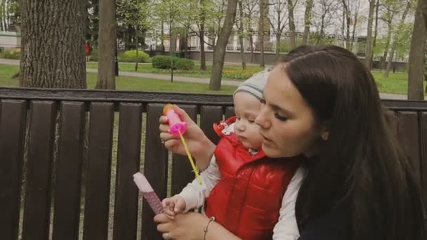 Maman marche avec l'enfant par une belle journée ensoleillée 