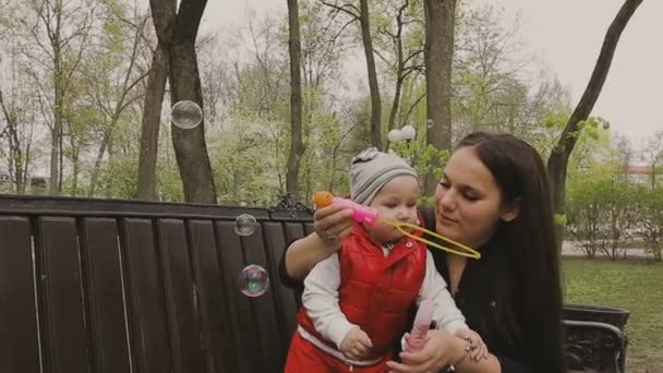 Maman marche avec l'enfant par une belle journée ensoleillée — Video