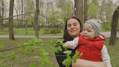 Anne ile çocuk güzel güneşli bir günde yürür.