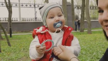 Anne ile çocuk güzel güneşli bir günde yürür.