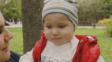 Anne ile çocuk güzel güneşli bir günde yürür.