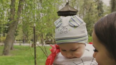Anne ile çocuk güzel güneşli bir günde yürür.