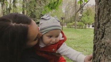 Anne ile çocuk güzel güneşli bir günde yürür..