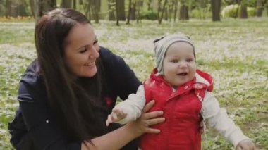 Anne ile çocuk güzel güneşli bir günde yürür.