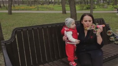 Anne ile çocuk güzel güneşli bir günde yürür.