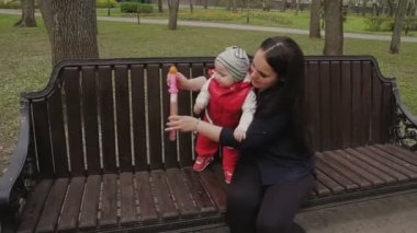 Anne ile çocuk güzel güneşli bir günde yürür.