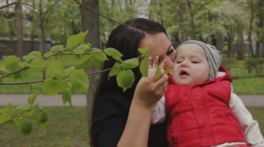 Anne ile çocuk güzel güneşli bir günde yürür.