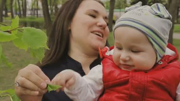 Maman marche avec l'enfant par une belle journée ensoleillée — Video