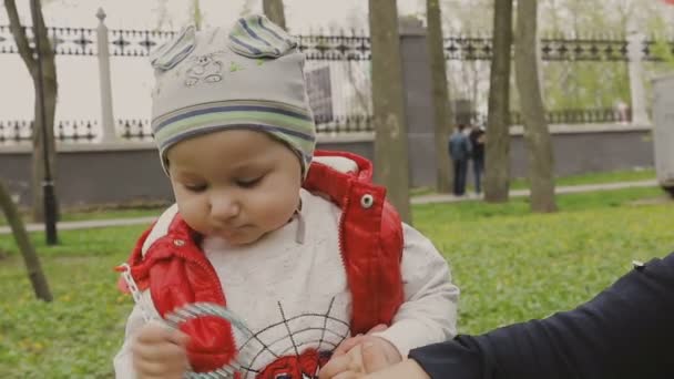 Mamma går med barnet på en vacker solig dag — Stockvideo