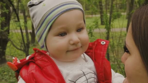 Mamá camina con el niño en un hermoso día soleado — Vídeos de Stock