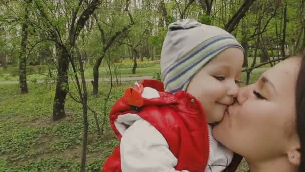 Mom walks with the child on a beautiful sunny day — Stock Video