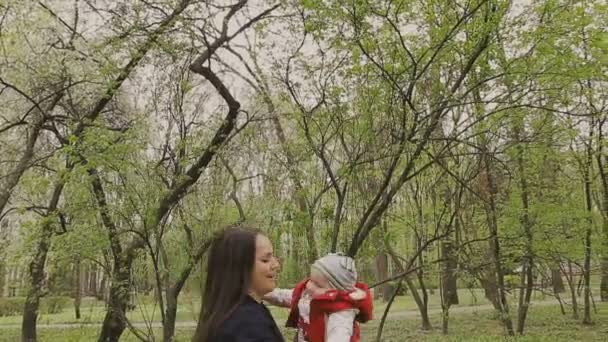 Mamma cammina con il bambino in una bella giornata di sole — Video Stock