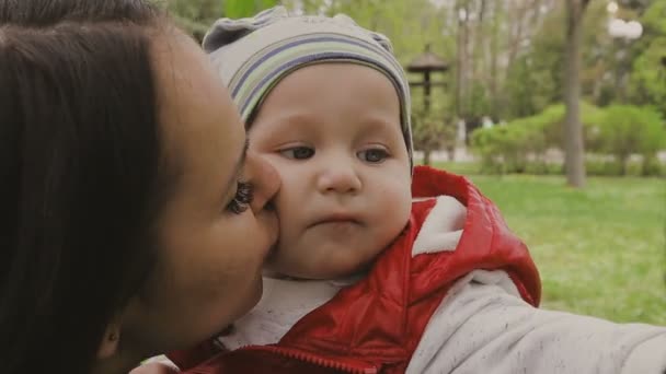 Mamma cammina con il bambino in una bella giornata di sole — Video Stock