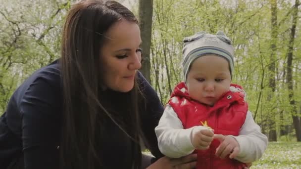 Moeder wandelingen met het kind op een mooie zonnige dag — Stockvideo