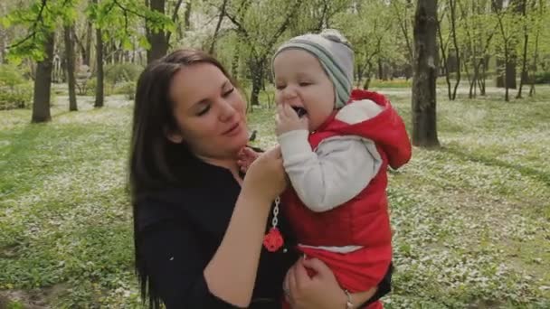 Mamma går med barnet på en vacker solig dag — Stockvideo