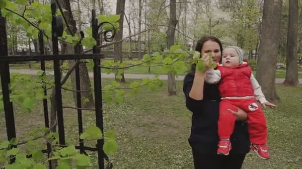 Mamma cammina con il bambino in una bella giornata di sole — Video Stock