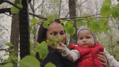 Anne ile çocuk güzel güneşli bir günde yürür.