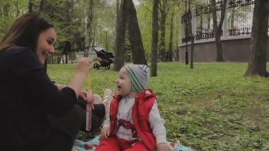 Anne ile çocuk güzel güneşli bir günde yürür.