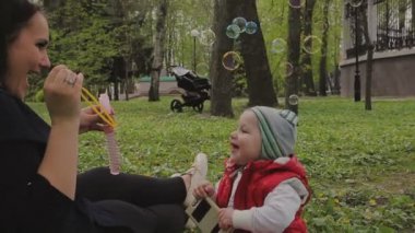 Anne ile çocuk güzel güneşli bir günde yürür..