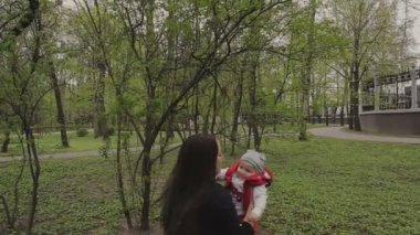 Anne ile çocuk güzel güneşli bir günde yürür.