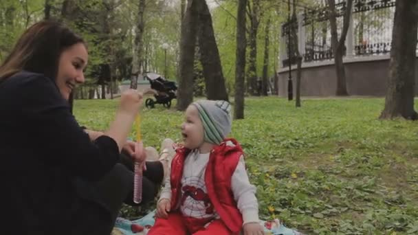 Mamá camina con el niño en un hermoso día soleado — Vídeos de Stock