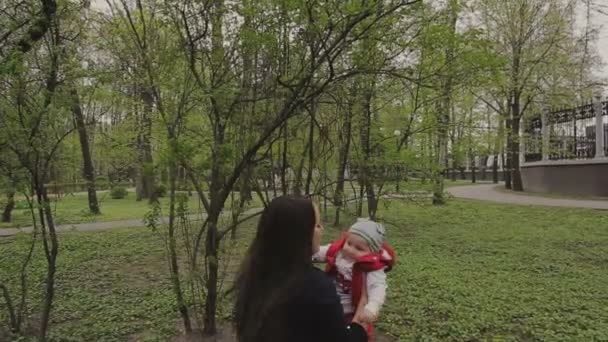 Mamma cammina con il bambino in una bella giornata di sole — Video Stock