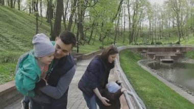 Aile ile çocuk güzel güneşli bir günde çalış.
