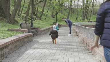 Aile ile çocuk güzel güneşli bir günde çalış.