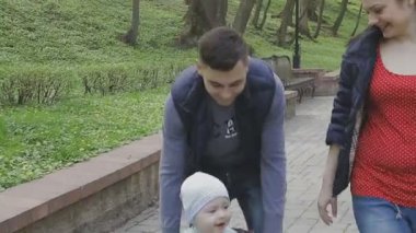 Aile ile çocuk güzel güneşli bir günde çalış.