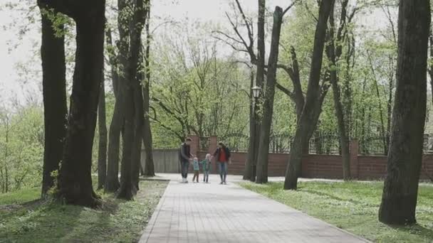 De familie speelt met het kind op een mooie zonnige dag — Stockvideo