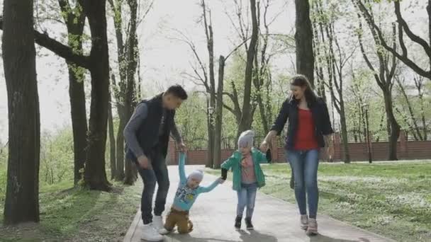 La familia juega con el niño en un hermoso día soleado — Vídeo de stock