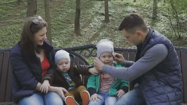 De familie speelt met het kind op een mooie zonnige dag — Stockvideo