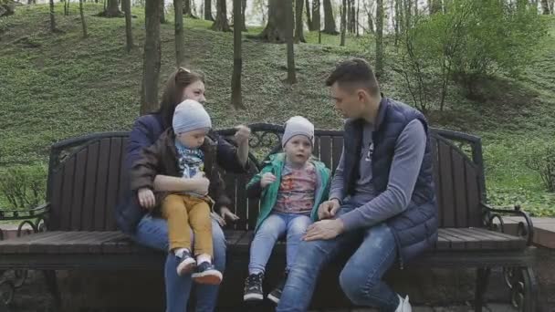 La familia juega con el niño en un hermoso día soleado — Vídeos de Stock