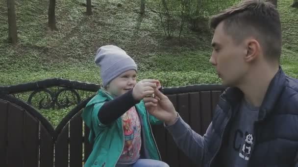 An einem schönen sonnigen Tag spielt die Familie mit dem Kind — Stockvideo