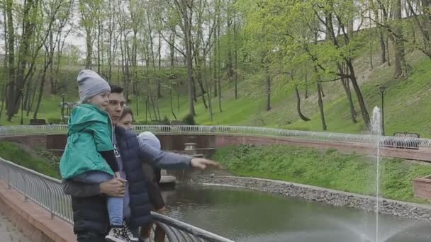 La familia juega con el niño en un hermoso día soleado — Vídeos de Stock