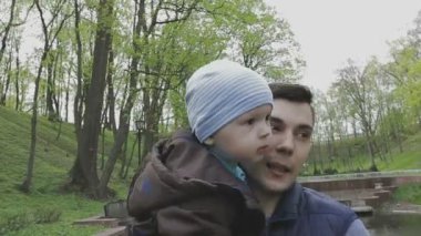 Aile ile çocuk güzel güneşli bir günde çalış.