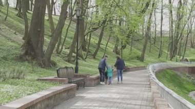 Aile ile çocuk güzel güneşli bir günde çalış.