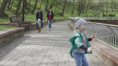 Aile ile çocuk güzel güneşli bir günde çalış.