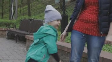 Aile ile çocuk güzel güneşli bir günde çalış.