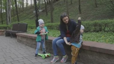 Aile ile çocuk güzel güneşli bir günde çalış.