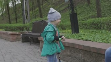 Aile ile çocuk güzel güneşli bir günde çalış.