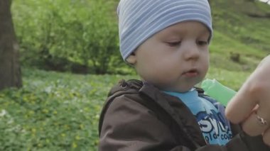 Aile ile çocuk güzel güneşli bir günde çalış.