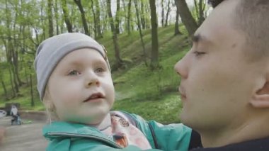 Aile ile çocuk güzel güneşli bir günde çalış.