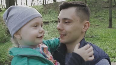 Aile ile çocuk güzel güneşli bir günde çalış.