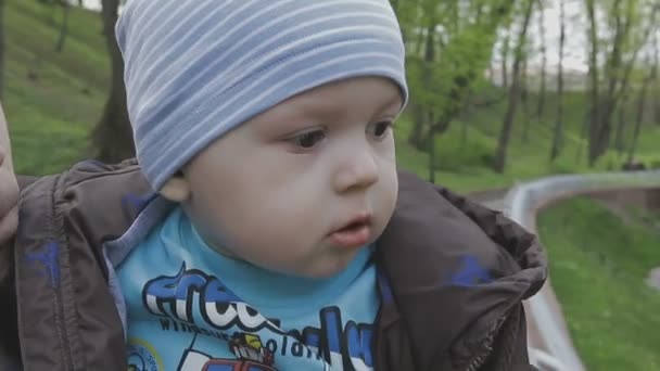 La familia juega con el niño en un hermoso día soleado — Vídeo de stock