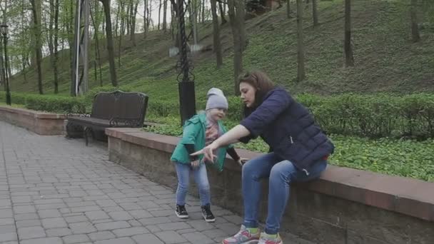 La familia juega con el niño en un hermoso día soleado — Vídeo de stock