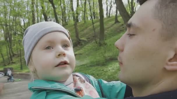 La familia juega con el niño en un hermoso día soleado — Vídeo de stock