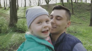 Aile ile çocuk güzel güneşli bir günde çalış.